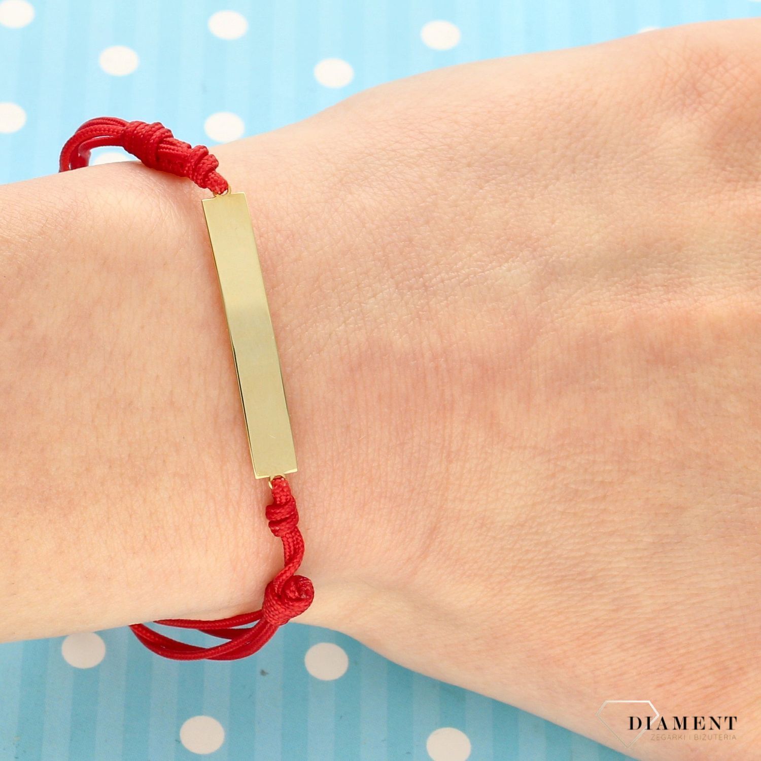 Bransoletka na modnym, czerwonym sznureczku z elementem ozdobnym w kształcie prostej blaszki. Bransoletka z możliwością graweru. Idealny pomysł na prezent.  (1).jpg